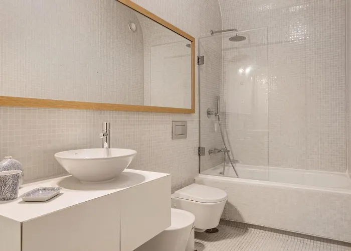 Trendy Flat In The Iconic Chiado 리스본